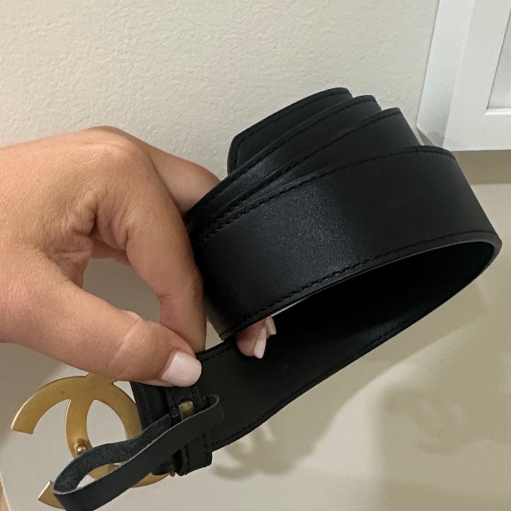 Chic Black Leather Belt with Gold Buckle - Picture 2 of 3